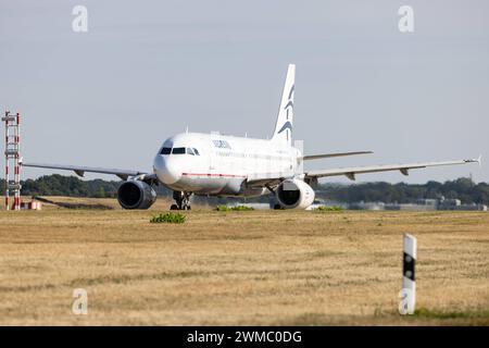 Der Airbus A320-232 A320 der Fluglinie Aegean Airlines A3 / AEE mit der Registrierung SX-DVS MSN: 3709 rollt am Flughafen Hamburg Airport EDDH/HAM. Hamburg Hamburg Deutschland *** der Airbus A320 232 A320 der Aegean Airlines A3 AEE mit der Registrierung SX DVS MSN 3709 fährt am Flughafen Hamburg EDDH HAM Hamburg Deutschland Stockfoto