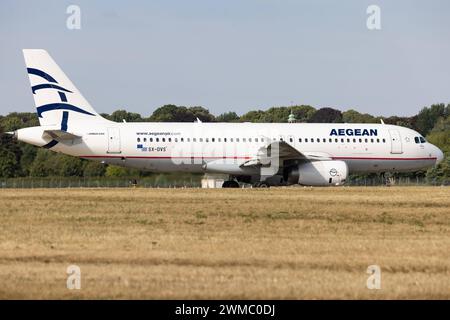 Der Airbus A320-232 A320 der Fluglinie Aegean Airlines A3 / AEE mit der Registrierung SX-DVS MSN: 3709 rollt am Flughafen Hamburg Airport EDDH/HAM. Hamburg Hamburg Deutschland *** der Airbus A320 232 A320 der Aegean Airlines A3 AEE mit der Registrierung SX DVS MSN 3709 fährt am Flughafen Hamburg EDDH HAM Hamburg Deutschland Stockfoto