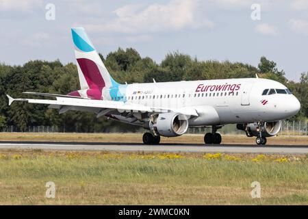 Der Airbus A319-112 A319 der Fluglinie Eurowings EW / EWG mit der Registrierung D-ABGJ MSN: 3415 landet am Flughafen Hamburg Airport EDDH/HAM. Hamburg Hamburg Deutschland *** der Airbus A319 112 A319 der Fluggesellschaft Eurowings EW EWG mit der Registrierung D ABGJ MSN 3415 landet am Flughafen Hamburg Hamburg Stockfoto