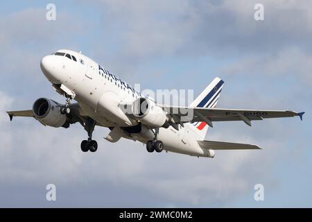 Der Airbus A318-111 A318 der Fluglinie Air France AF / AFR mit der Registrierung F-GUGO MSN: 2951 gestartet vom Flughafen Hamburg Airport EDDH/HAM. Hamburg Hamburg Deutschland *** der Airbus A318 111 A318 der Fluggesellschaft Air France AF AFR mit der Registrierung F GUGO MSN 2951 startet vom Flughafen Hamburg EDDH HAM Hamburg Deutschland Stockfoto