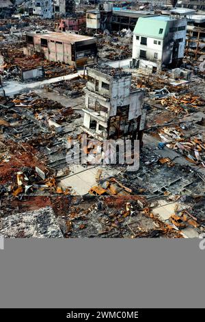 Ishikawa, Japan. Januar 31, 2024. (ANMERKUNG DER REDAKTION: Bild mit einer Drohne). Eine Luftaufnahme des Wajima Asaichi Markts in Wajima, zeigt Narben vom Neujahrsbrand, der durch das Erdbeben auf der Halbinsel Noto verursacht wurde. Anderthalb Monate später ist noch viel Trümmer unberührt auf dem Wajima Asaichi Markt in Wajima, Präfektur Ishikawa, der durch das Erdbeben auf der Halbinsel Noto weitgehend zerstört wurde. Beschädigte Gebäudewände und freiliegende Stahlrahmen zeigen das Ausmaß des Brandes. (Credit Image: © James Matsumoto/SOPA Images via ZUMA Press Wire) NUR REDAKTIONELLE VERWENDUNG! Nicht für kommerzielle USA Stockfoto