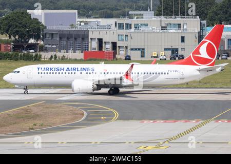 Die Boeing 737 MAX 8 B38M der Fluglinie Turkish Airlines TK / THY mit der Registrierung TC-LCU MSN: 60068 rollt am Flughafen Hamburg Airport EDDH/HAM. Hamburg Hamburg Deutschland *** die Boeing 737 MAX 8 B38M der Turkish Airlines TK THY mit der Registrierung TC LCU MSN 60068 fährt am Flughafen Hamburg Hamburg Hamburg Stockfoto