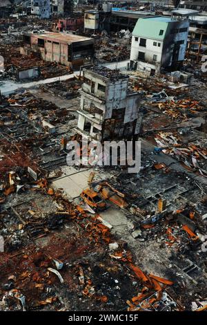 Ishikawa, Japan. Februar 2024. (ANMERKUNG DER REDAKTION: Bild mit einer Drohne) aus der Vogelperspektive des Wajima Asaichi Markts in Wajima, das Narben vom Neujahrsbrand zeigt, der durch das Erdbeben auf der Halbinsel Noto verursacht wurde. Anderthalb Monate später ist noch viel Trümmer unberührt auf dem Wajima Asaichi Markt in Wajima, Präfektur Ishikawa, der durch das Erdbeben auf der Halbinsel Noto weitgehend zerstört wurde. Beschädigte Gebäudewände und freiliegende Stahlrahmen zeigen das Ausmaß des Brandes. (Foto: James Matsumoto/SOPA Images/SIPA USA) Credit: SIPA USA/Alamy Live News Stockfoto