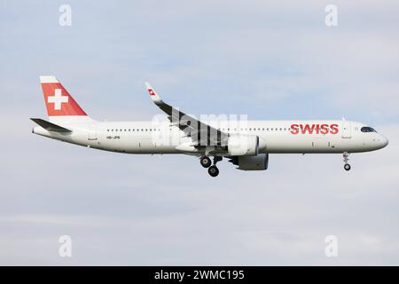 Der Airbus A321-271NX A21N der Fluglinie Swiss LX / SWR mit der Registrierung HB-JPB MSN: 61333 landet am Flughafen Hamburg Airport EDDH/HAM. Hamburg Hamburg Deutschland *** der Airbus A321 271NX A21N der Fluggesellschaft Swiss LX SWR mit der Registrierung HB JPB MSN 61333 landet am Flughafen Hamburg EDDH HAM Hamburg Deutschland Stockfoto