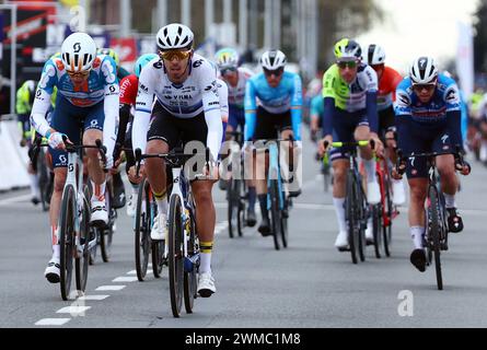 Kortrijk, Belgien. Februar 2024. Die Fahrer sprinten zum Ziel der Feierlichkeiten beim eintägigen Radrennen Kuurne-Brüssel-Kuurne, 196, 4 km von Kuurne über Brüssel nach Kuurne, Sonntag, den 25. Februar 2024. BELGA FOTO DAVID PINTENS Credit: Belga News Agency/Alamy Live News Stockfoto