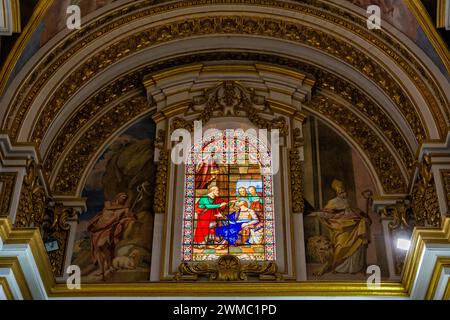 Mdina, Malta - 20. Juni 2023: Buntglasfenster in St. Paul's Cathedral in Mdina (Malta) Stockfoto