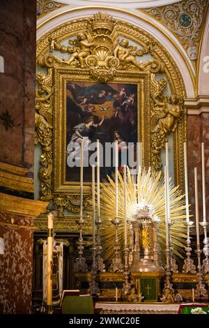 Mdina, Malta - 20. Juni 2023: Tabernakel, Kerzen und Altar in der Kirche Stockfoto