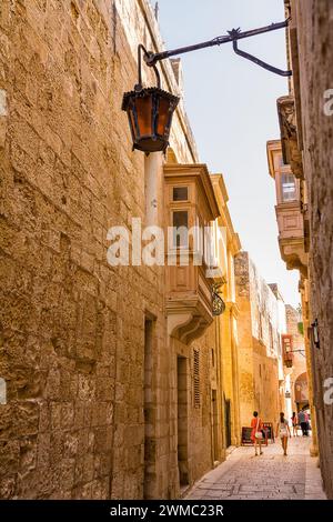 Mdina, Malta - 20. Juni 2023: Touristen wandern in den Gassen von Mdina auf Malta Stockfoto