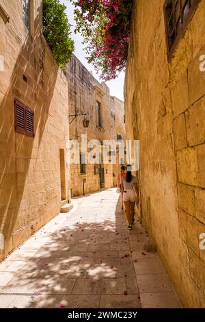 Mdina, Malta - 20. Juni 2023: Touristen wandern in den Gassen von Mdina auf Malta Stockfoto