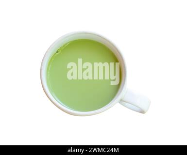 Blick von oben auf heißen Matcha Latte Green Tee in kleiner weißer Tasse ist isoliert auf weißem Hintergrund mit Schneidepfad. Stockfoto