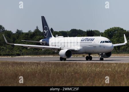 Der Airbus A320-214 A320 der Fluglinie Lufthansa LH / DLH mit der Registrierung D-AIUF MSN: 6141 rollt am Flughafen Hamburg Airport EDDH/HAM. Hamburg Hamburg Deutschland Stockfoto