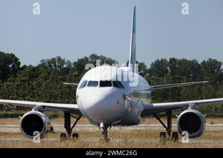 Der Airbus A319-132 A319 der Fluglinie Eurowings EW / EWG mit der Registrierung D-AGWI MSN: 3358 rollt am Flughafen Hamburg Airport EDDH/HAM. Hamburg Hamburg Deutschland Stockfoto