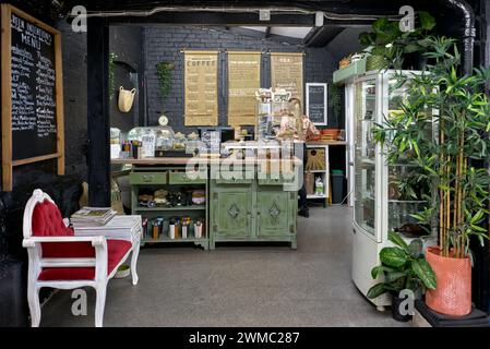 Boutique-Café und Café-Inneneinrichtung mit Vintage-Möbeln. England Großbritannien Stockfoto