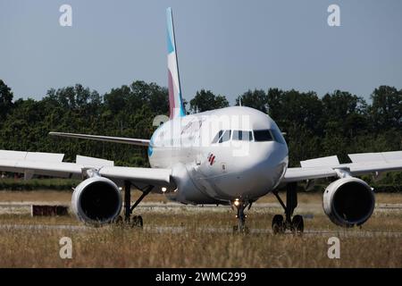 Der Airbus A319-112 A319 der Fluglinie Eurowings EW / EWG mit der Registrierung D-ABGH MSN: 3245 rollt am Flughafen Hamburg Airport EDDH/HAM. Hamburg Hamburg Deutschland Stockfoto