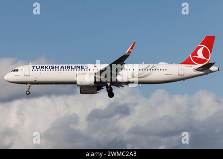 Der Airbus A321-271NX A21N der Fluglinie Turkish Airlines TK / THY mit der Registrierung TC-LSY MSN: 9415 landet am Flughafen Hamburg Airport EDDH/HAM. Hamburg Hamburg Deutschland Stockfoto