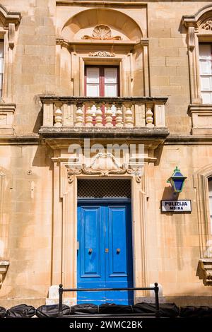 Tür und Fassade der historischen Polizeistation im historischen Zentrum von Mdina auf der Insel Malta Stockfoto