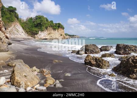 Schöner zerklüfteter Balenbouche Beach - der Sand ist schwarz aufgrund von Basaltpartikeln aus vergangenen vulkanischen Aktivitäten in der Gegend (Saint Lucia, West Indies) Stockfoto