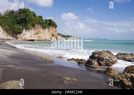 Schöner zerklüfteter Balenbouche Beach - der Sand ist schwarz aufgrund von Basaltpartikeln aus vergangenen vulkanischen Aktivitäten in der Gegend (Saint Lucia, West Indies) Stockfoto