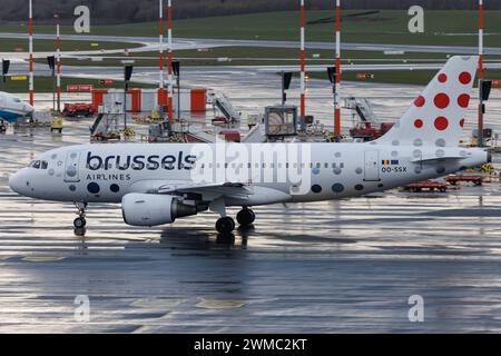 Der Airbus A319-111 A319 der Fluglinie Brussels Airlines SN / BEL mit der Registrierung OO-SSX MSN: 2260 rollt am Flughafen Hamburg Airport EDDH/HAM. Hamburg Hamburg Deutschland *** der Airbus A319 111 A319 von Brussels Airlines SN BEL mit der Registrierung OO SSX MSN 2260 fährt am Flughafen Hamburg Hamburg Hamburg Deutschland auf dem Rollweg Stockfoto