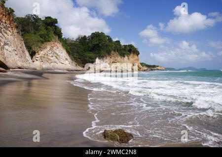 Schöner zerklüfteter Balenbouche Beach - der Sand ist schwarz aufgrund von Basaltpartikeln aus vergangenen vulkanischen Aktivitäten in der Gegend (Saint Lucia, West Indies) Stockfoto