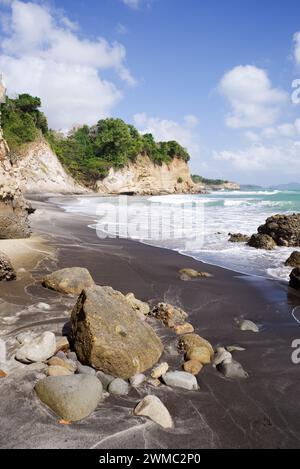 Schöner zerklüfteter Balenbouche Beach - der Sand ist schwarz aufgrund von Basaltpartikeln aus vergangenen vulkanischen Aktivitäten in der Gegend (Saint Lucia, West Indies) Stockfoto