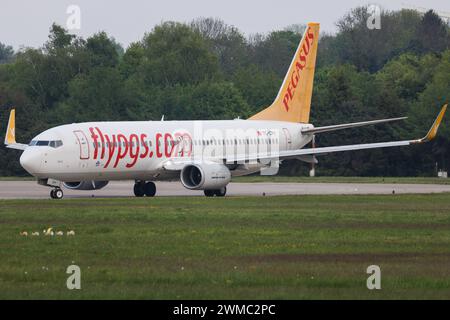 Die Boeing 737-8H6 B738 der Fluglinie Pegasus Airlines PC / PGT mit der Registrierung TC-CPY MSN: 41767 rollt am Flughafen Hamburg Airport EDDH/HAM. Hamburg Deutschland *** die Boeing 737 8H6 B738 von Pegasus Airlines PC PGT mit der Registrierung TC CPY MSN 41767 fährt am Flughafen Hamburg EDDH HAM Hamburg Deutschland Stockfoto