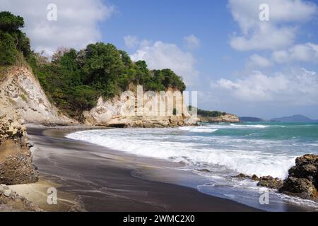 Schöner zerklüfteter Balenbouche Beach - der Sand ist schwarz aufgrund von Basaltpartikeln aus vergangenen vulkanischen Aktivitäten in der Gegend (Saint Lucia, West Indies) Stockfoto