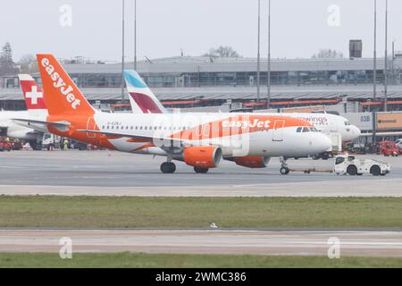 Der Airbus A319-111 A319 der Fluglinie easyJet U2 / EZY mit der Registrierung G-EZBJ MSN: 3036 rollt am Flughafen Hamburg Airport EDDH/HAM. Hamburg Hamburg Deutschland *** der Airbus A319 111 A319 der Fluggesellschaft easyJet U2 EZY mit der Registrierung G EZBJ MSN 3036 fährt am Flughafen Hamburg EDDH HAM Hamburg Deutschland Stockfoto