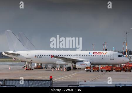 Der Airbus A320-232 A320 der Fluglinie LEAV Aviation mit der Registrierung D-ANDI MSN: 3674 parkt am Flughafen Hamburg Airport EDDH/HAM. Hamburg Hamburg Deutschland *** der Airbus A320 232 A320 der Fluggesellschaft LEAV Aviation mit der Registrierung D ANDI MSN 3674 steht am Flughafen Hamburg EDDH HAM Hamburg Deutschland Stockfoto