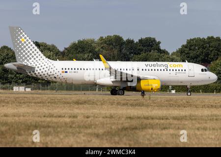 Der Airbus A320-232 A320 der Fluglinie Vueling VY / VLG mit der Registrierung EC-MKO MSN: 7028 rollt am Flughafen Hamburg Airport EDDH/HAM. Hamburg Hamburg Deutschland *** der Airbus A320 232 A320 der Fluggesellschaft Vueling VY VLG mit der Registrierung EC MKO MSN 7028 fährt am Hamburger Flughafen EDDH HAM Hamburg Hamburg Deutschland Stockfoto