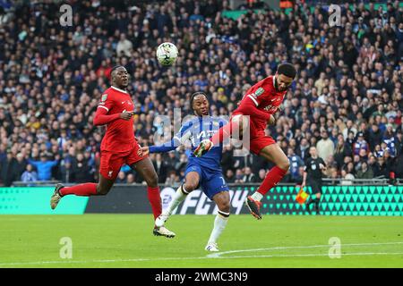 London, Großbritannien. Februar 2024. Joe Gomez aus Liverpool und Raheem Sterling aus Chelsea kämpfen um den Ball beim Finale des Carabao Cup Chelsea gegen Liverpool im Wembley Stadium, London, Großbritannien, 25. Februar 2024 (Foto: Gareth Evans/News Images) in London, Großbritannien am 25. Februar 2024. (Foto: Gareth Evans/News Images/SIPA USA) Credit: SIPA USA/Alamy Live News Stockfoto