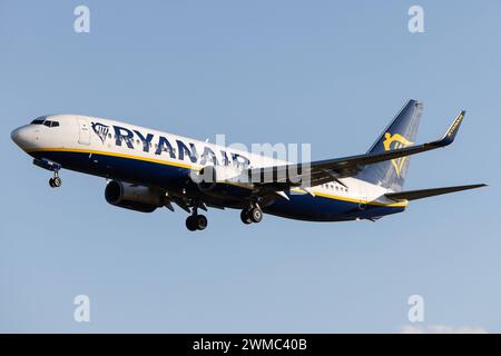 Die Boeing 737-8AS B738 der Fluglinie Ryanair FR / RYR mit der Registrierung EI-DHW MSN: 33823 landet am Flughafen Hamburg Airport EDDH/HAM. Hamburg Deutschland *** die Boeing 737 8AS B738 der Fluggesellschaft Ryanair FR RYR mit der Registrierung EI DHW MSN 33823 landet am Flughafen Hamburg EDDH HAM Hamburg Deutschland Stockfoto