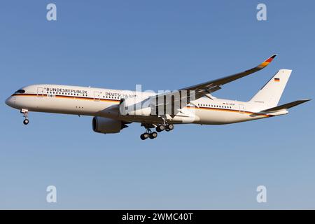 Der Airbus A350-941CJ A359 der Fluglinie German Air Force / GAF mit der Registrierung D-AGVT MSN: 468 landet am Flughafen Hamburg Airport EDDH/HAM. Hamburg Hamburg Deutschland *** der Airbus A350 941CJ A359 der deutschen Luftwaffe GAF mit der Registrierung D AGVT MSN 468 landet am Flughafen Hamburg Hamburg Stockfoto
