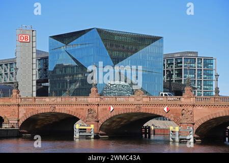 Deutschland Berlin Spreeufer Foodfactory Cube Hauptbahnhof Moltkebrücke Stockfoto