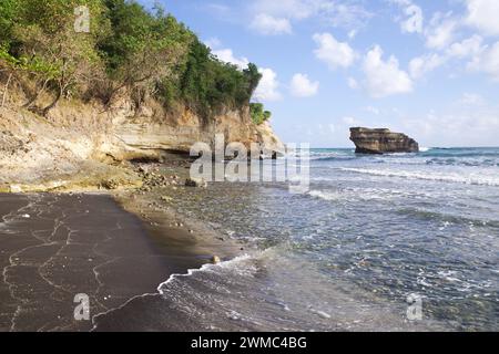 Schöner zerklüfteter Balenbouche Beach - der Sand ist schwarz aufgrund von Basaltpartikeln aus vergangenen vulkanischen Aktivitäten in der Gegend (Saint Lucia, West Indies) Stockfoto