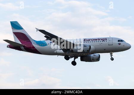 Der Airbus A319-132 A319 der Fluglinie Eurowings EW / EWG, Betreiber Eurowings Europe, mit der Registrierung OE-LYZ MSN: 4227 landet am Flughafen Hamburg EDDH/HAM. Hamburg Hamburg Deutschland *** der Airbus A319 132 A319 der Fluggesellschaft Eurowings EW EWG , Betreiber Eurowings Europe, mit der Registrierung OE LYZ MSN 4227 landet am Flughafen Hamburg EDDH HAM Hamburg Deutschland Stockfoto