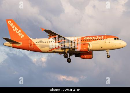 Der Airbus A319-111 A319 der Fluglinie easyJet U2 / EZY mit der Registrierung G-EZDJ MSN: 3544 landet am Flughafen Hamburg Airport EDDH/HAM. Hamburg Hamburg Deutschland *** der Airbus A319 111 A319 der Fluggesellschaft easyJet U2 EZY mit der Registrierung G EZDJ MSN 3544 landet am Flughafen Hamburg EDDH HAM Hamburg Deutschland Stockfoto