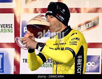 Kortrijk, Belgien. Februar 2024. Der belgische Wout van Aert vom Team Visma-Lease A Bike feiert auf dem Podium nach dem Sieg des eintägigen Radrennens Kuurne-Brüssel-Kuurne, 196, 4 km von Kuurne über Brüssel, Sonntag, den 25. Februar 2024. BELGA FOTO JASPER JACOBS Credit: Belga News Agency/Alamy Live News Stockfoto