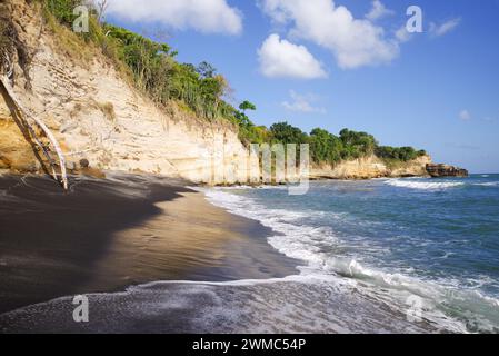 Schöner zerklüfteter Balenbouche Beach - der Sand ist schwarz aufgrund von Basaltpartikeln aus vergangenen vulkanischen Aktivitäten in der Gegend (Saint Lucia, West Indies) Stockfoto