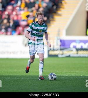 TIR Park, Motherwell, Großbritannien. Februar 2024. Scottish Premiership Football, Motherwell versus Celtic; Liam Scales of Celtic on the Ball Credit: Action Plus Sports/Alamy Live News Stockfoto