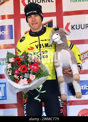 Kortrijk, Belgien. Februar 2024. Der belgische Wout van Aert vom Team Visma-Lease A Bike feiert auf dem Podium nach dem Sieg des eintägigen Radrennens Kuurne-Brüssel-Kuurne, 196, 4 km von Kuurne über Brüssel, Sonntag, den 25. Februar 2024. BELGA FOTO DAVID PINTENS Credit: Belga News Agency/Alamy Live News Stockfoto