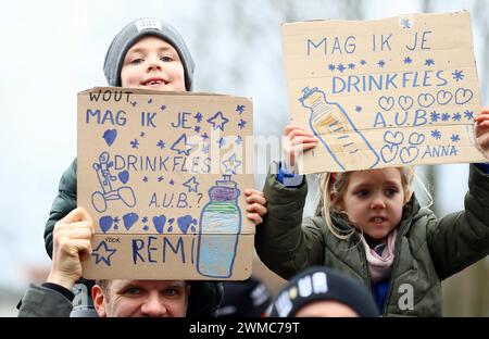 Kortrijk, Belgien. Februar 2024. Junge Radsportfans, die am Sonntag, den 25. Februar 2024, 4 km von Kuurne nach Kuurne über Brüssel, das eintägige Radrennen Kuurne-Brüssel-Kuurne, 196, vorgestellt wurden. BELGA FOTO DAVID PINTENS Credit: Belga News Agency/Alamy Live News Stockfoto