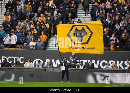 Wolverhampton, Großbritannien. Februar 2024. Wolverhampton unterstützt CLAP and Cheer, da das Team während des Premier League-Spiels zwischen Wolverhampton Wanderers und Sheffield Utd am 25. Februar 2024 in Molineux, Wolverhampton, England, bekannt gegeben wird. Foto von Scott Boulton. Nur redaktionelle Verwendung, Lizenz für kommerzielle Nutzung erforderlich. Keine Verwendung bei Wetten, Spielen oder Publikationen eines einzelnen Clubs/einer Liga/eines Spielers. Quelle: UK Sports Pics Ltd/Alamy Live News Stockfoto