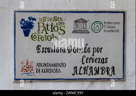 Eine Wandtafel des jährlichen Festivals der Terrassen, das in den ersten zwei Wochen im Mai in der historischen Stadt Cordoba in Andalusien stattfindet Stockfoto