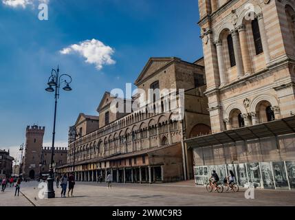 4. Juni 2023: Ferrara, Emilia Romagna, Italien. Piazza Trento e Triest mit dem Glockenturm der Kathedrale von San Giorgio, seinem langen Säulengang und dem T Stockfoto