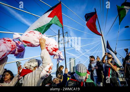 ROTTERDAM - Teilnehmer der Manifestation Hände weg Rafah nehmen an einer Protestprozession durch das Stadtzentrum Teil. Die Demonstration ist gegen Israels Aktionen im Gazastreifen. ANP ROBIN UTRECHT niederlande raus - belgien raus Stockfoto