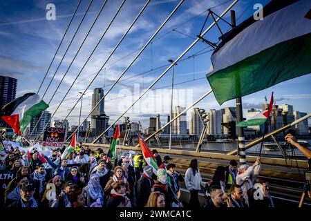 ROTTERDAM - Teilnehmer der Manifestation Hände weg Rafah nehmen an einer Protestprozession durch das Stadtzentrum Teil. Die Demonstration zielt auf die Aktionen Israels im Gazastreifen ab. ANP ROBIN UTRECHT niederlande raus - belgien raus Stockfoto