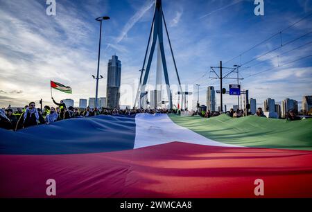 ROTTERDAM - Teilnehmer der Manifestation Hände weg Rafah nehmen an einer Protestprozession durch das Stadtzentrum Teil. Die Demonstration ist gegen Israels Aktionen im Gazastreifen. ANP ROBIN UTRECHT niederlande raus - belgien raus Stockfoto