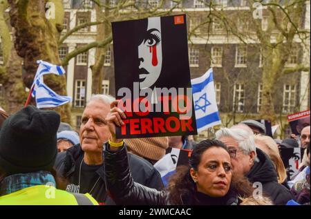 London, England, Großbritannien. Februar 2024. Demonstranten versammeln sich auf dem Tavistock-Platz zu einer Kundgebung gegen den Terror und zur Unterstützung israelischer Geiseln, die von der Hamas während des Krieges in Gaza festgehalten werden. (Kreditbild: © Vuk Valcic/ZUMA Press Wire) NUR REDAKTIONELLE VERWENDUNG! Nicht für kommerzielle ZWECKE! Quelle: ZUMA Press, Inc./Alamy Live News Stockfoto