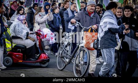 ROTTERDAM - Teilnehmer der Manifestation Hände weg Rafah nehmen an einer Protestprozession durch das Stadtzentrum Teil. Die Demonstration ist gegen Israels Aktionen im Gazastreifen. ANP ROBIN UTRECHT niederlande raus - belgien raus Stockfoto